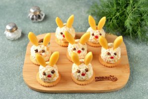 Новогодняя закуска "Кролики на крекерах" Новогодняя закуска "Кролики на крекерах"