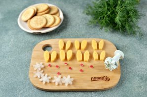 Новогодняя закуска "Кролики на крекерах" Новогодняя закуска "Кролики на крекерах"