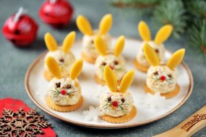 Новогодняя закуска "Кролики на крекерах" Новогодняя закуска "Кролики на крекерах"