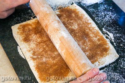 Пирог-семейка из слоеных рулетов с яблоками и корицей Пирог-семейка из слоеных рулетов с яблоками и корицей