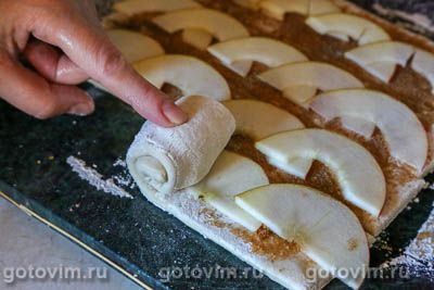 Пирог-семейка из слоеных рулетов с яблоками и корицей Пирог-семейка из слоеных рулетов с яблоками и корицей