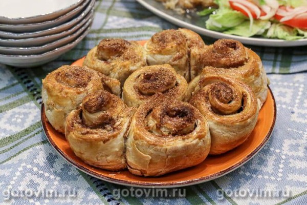 Пирог-семейка из слоеных рулетов с яблоками и корицей Пирог-семейка из слоеных рулетов с яблоками и корицей