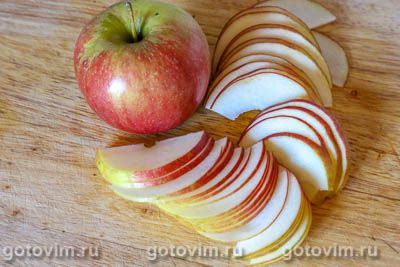 Пирог-семейка из слоеных рулетов с яблоками и корицей Пирог-семейка из слоеных рулетов с яблоками и корицей