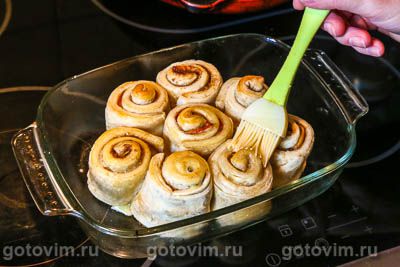 Пирог-семейка из слоеных рулетов с яблоками и корицей Пирог-семейка из слоеных рулетов с яблоками и корицей