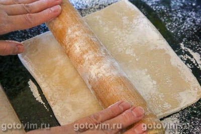 Пирог-семейка из слоеных рулетов с яблоками и корицей Пирог-семейка из слоеных рулетов с яблоками и корицей