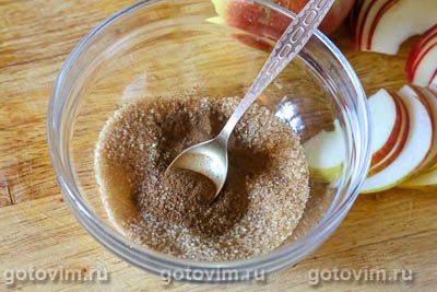 Пирог-семейка из слоеных рулетов с яблоками и корицей Пирог-семейка из слоеных рулетов с яблоками и корицей