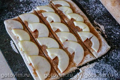 Пирог-семейка из слоеных рулетов с яблоками и корицей Пирог-семейка из слоеных рулетов с яблоками и корицей