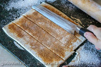 Пирог-семейка из слоеных рулетов с яблоками и корицей Пирог-семейка из слоеных рулетов с яблоками и корицей