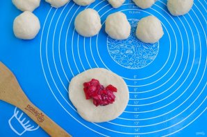 Пирожки с яблоками и вишней