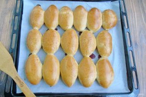 Пирожки с яблоками и вишней