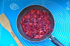 Пирожки с яблоками и вишней