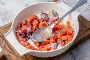 Праздничный легкий салат с семгой и авокадо Праздничный легкий салат с семгой и авокадо