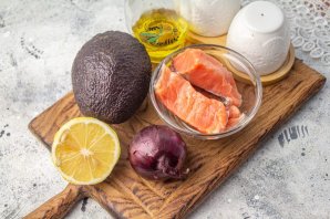 Праздничный легкий салат с семгой и авокадо Праздничный легкий салат с семгой и авокадо