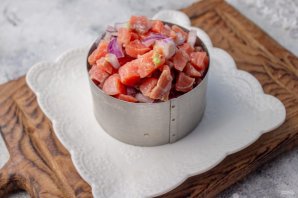 Праздничный легкий салат с семгой и авокадо Праздничный легкий салат с семгой и авокадо