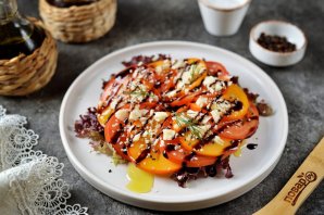 Салат из хурмы и томатов Салат из хурмы и томатов