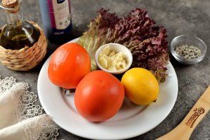 Салат из хурмы и томатов Салат из хурмы и томатов