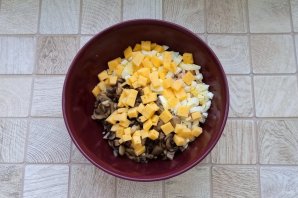 Салат "Любимый" с курицей и грибами