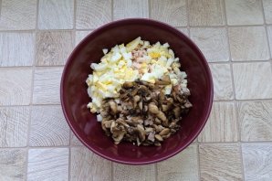 Салат "Любимый" с курицей и грибами