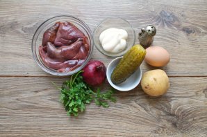 Салат с говяжьей печенью, картофелем и солеными огурцами