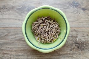 Салат с говяжьей печенью, картофелем и солеными огурцами