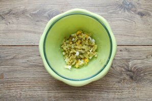 Салат с говяжьей печенью, картофелем и солеными огурцами