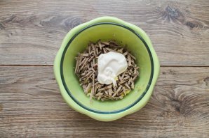 Салат с говяжьей печенью, картофелем и солеными огурцами