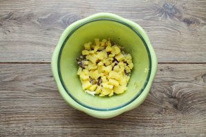 Салат с говяжьей печенью, картофелем и солеными огурцами