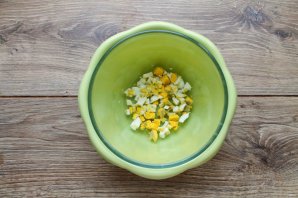 Салат с говяжьей печенью, картофелем и солеными огурцами