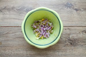 Салат с говяжьей печенью, картофелем и солеными огурцами