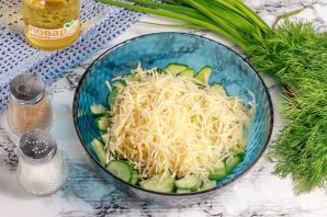 Салат с яйцом, огурцом, зелёным луком и сыром