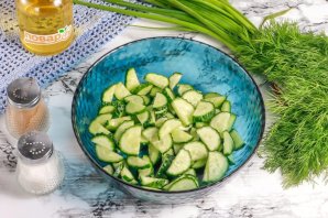 Салат с яйцом, огурцом, зелёным луком и сыром