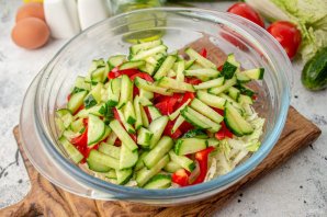 Салат с пекинской капустой, огурцом, помидором и яйцом
