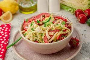 Салат с пекинской капустой, огурцом, помидором и яйцом