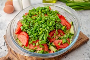 Салат с пекинской капустой, огурцом, помидором и яйцом