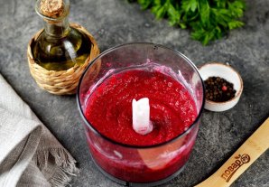 Сморреброд с сельдью, свекольным пюре и картофелем Сморреброд с сельдью, свекольным пюре и картофелем