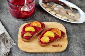 Сморреброд с сельдью, свекольным пюре и картофелем Сморреброд с сельдью, свекольным пюре и картофелем