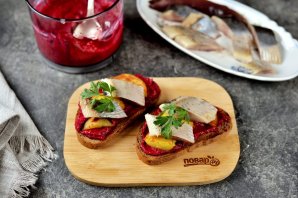 Сморреброд с сельдью, свекольным пюре и картофелем Сморреброд с сельдью, свекольным пюре и картофелем