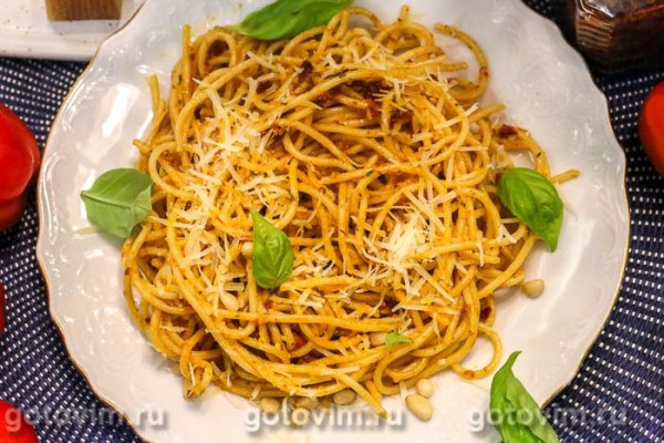 Спагетти с соусом песто россо Спагетти с соусом песто россо