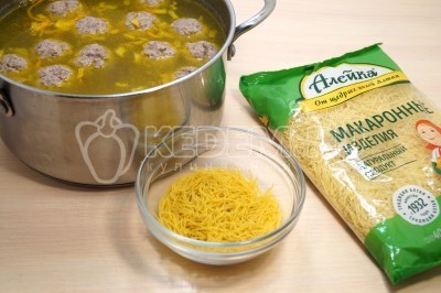 Суп с фрикадельками и вермишелью Суп с фрикадельками и вермишелью