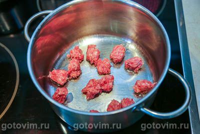 Суп с сырыми мясными колбасками чевапчичами