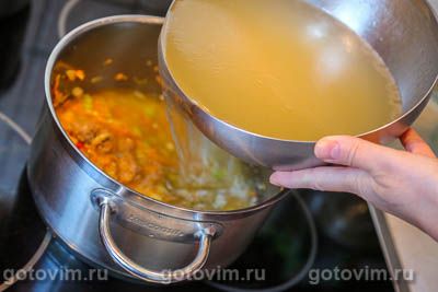 Суп с сырыми мясными колбасками чевапчичами
