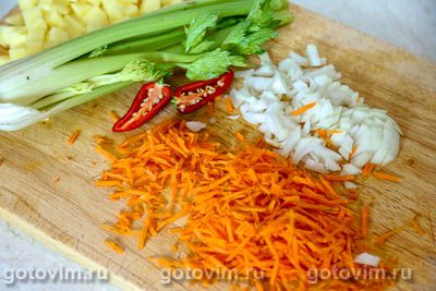 Суп с сырыми мясными колбасками чевапчичами