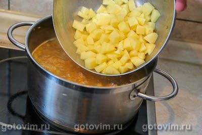 Суп с сырыми мясными колбасками чевапчичами