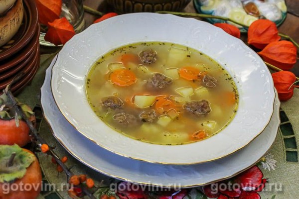 Суп с сырыми мясными колбасками чевапчичами