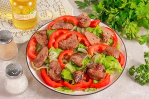 Теплый салат с печенью кролика