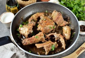 Тушёные куриные шейки с луком Тушёные куриные шейки с луком