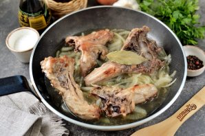 Тушёные куриные шейки с луком Тушёные куриные шейки с луком