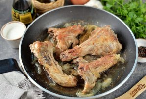 Тушёные куриные шейки с луком Тушёные куриные шейки с луком