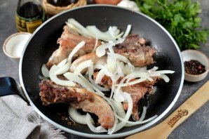 Тушёные куриные шейки с луком Тушёные куриные шейки с луком