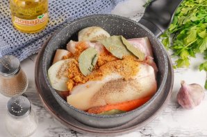 Вареные свиные щечки со специями